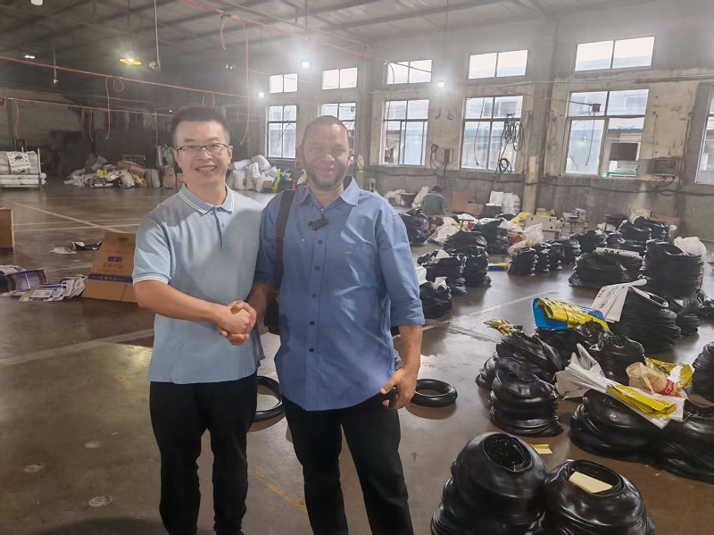 I clienti della Sierra Leone hanno elogiato molto la nostra capacità produttiva e la qualità dei prodotti durante la visita in fabbrica
